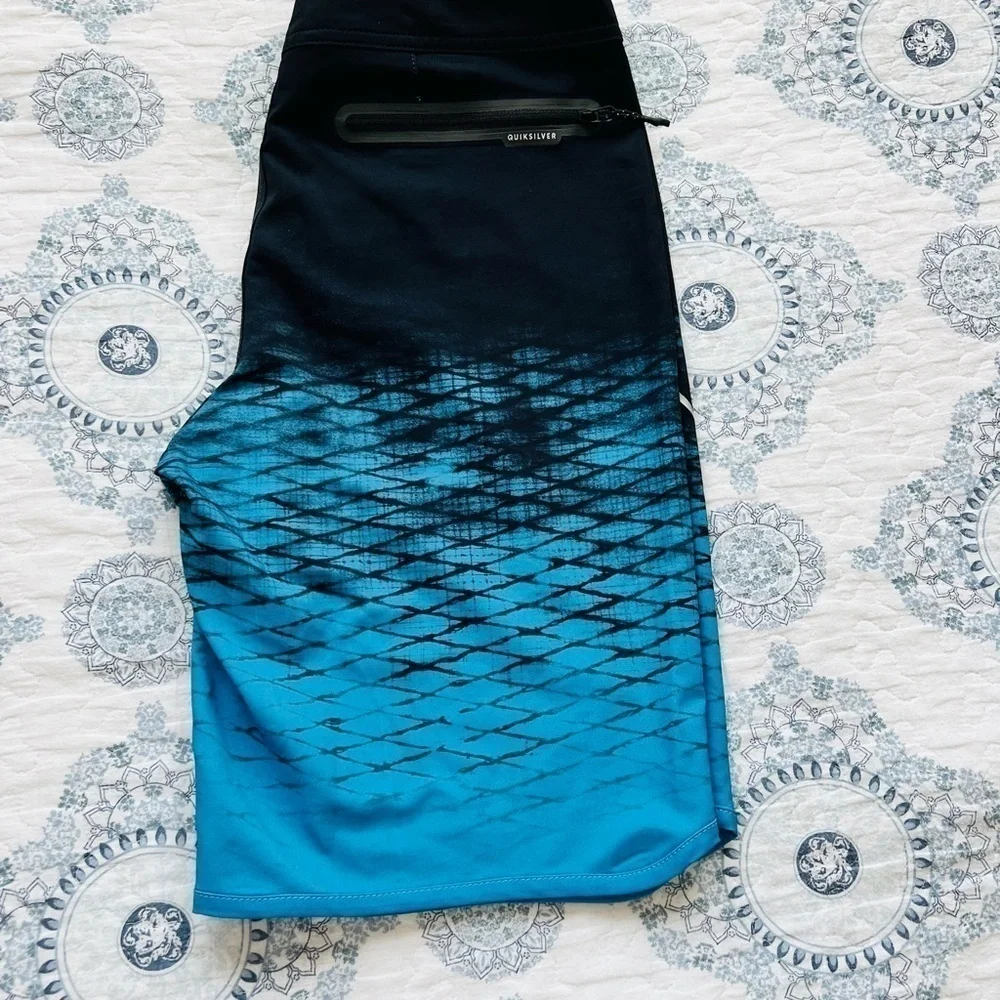 Quicksilver Board Shorts 18 Youth in Good Condition